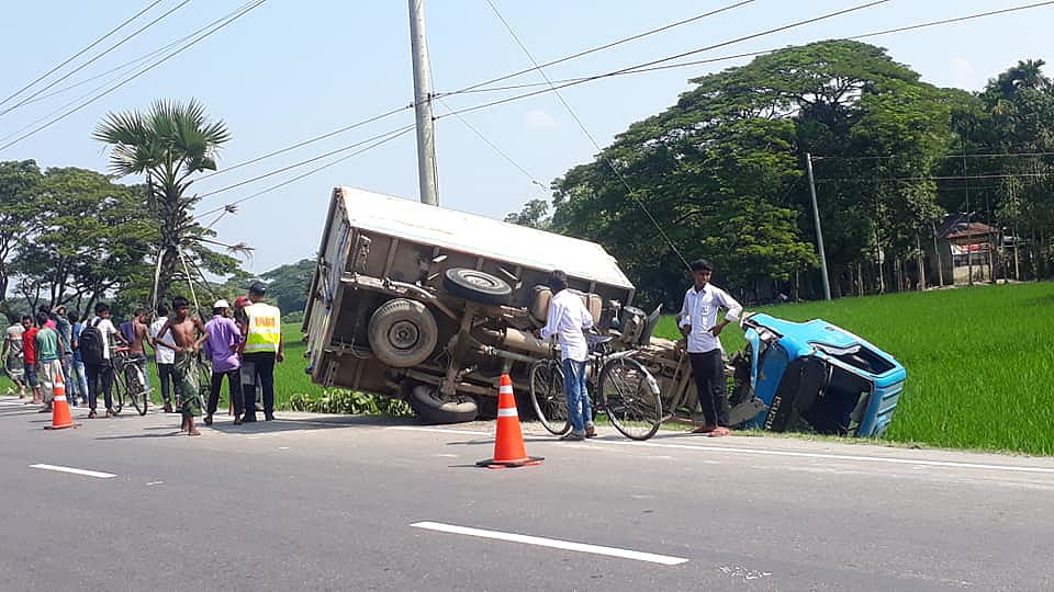 কটিয়াদীতে কাভার্ড ভ্যানের সঙ্গে মোটরসাইকেলের সংঘর্ষে আজ শনিবার যুবদল নেতা হাবিবুর রহমান নিহত হয়েছেন। ছবি: প্রথম আলো