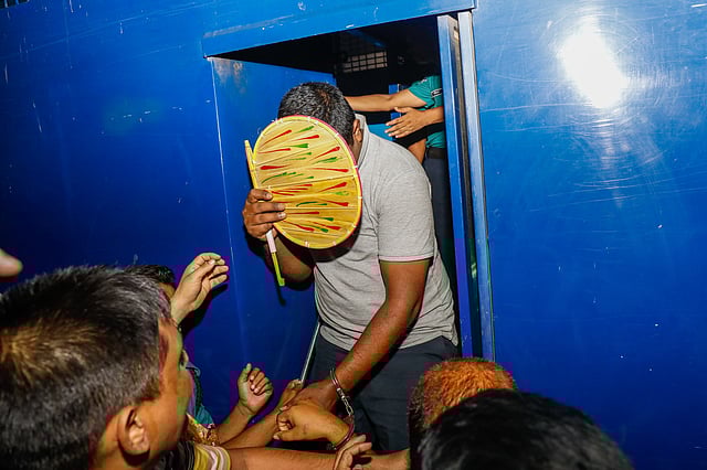 জি কে শামীমের গ্রেপ্তারকৃত দেহরক্ষীদের আদালতে তোলা হচ্ছে। মুখ্য মহানগর হাকিম আদালত, ঢাকা, ২১ সেপ্টেম্বর। ছবি: দীপু মালাকার
