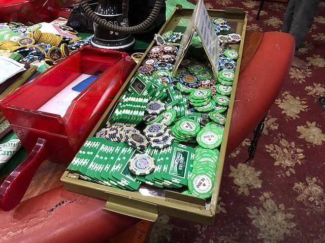 পুলিশ ক্যাসিনোতে ব্যবহারের জন্য কয়েন ও অন্যান্য সামগ্রী জব্দ করে। ছবি: কামরুল হাসান