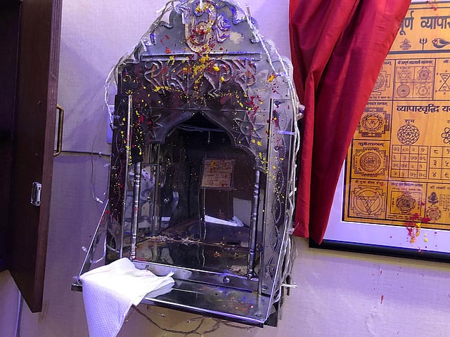 ক্যাসিনোগুলো পরিচালনার জন্য নেপাল থেকে অভিজ্ঞ কর্মী আনা হয়। খেলা শুরু করার আগে তারা এখানে প্রার্থনা করেন। ছবি: কামরুল হাসান