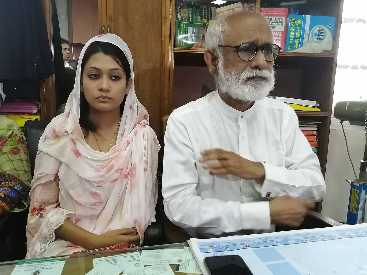 সুপ্রিম কোর্ট আইনজীবী সমিতি ভবনে আইনজীবী জেড আই খানের চেম্বারে আয়শা সিদ্দিকা। ছবি: সাজিদ হোসেন