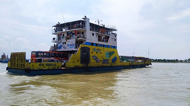 মাদারীপুরের কাঁঠালবাড়ি ফেরিঘাট। প্রথম আলো ফাইল ছবি