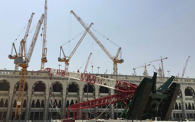 মসজিদ আল হারামের নির্মাণকাজে ব্যবহৃত একটি ভ্রাম্যমাণ ক্রেন ভেঙে পড়ে। মক্কা, সৌদি আরব, সেপ্টেম্বর ১২, ২০১৫। ছবি: রয়টার্স