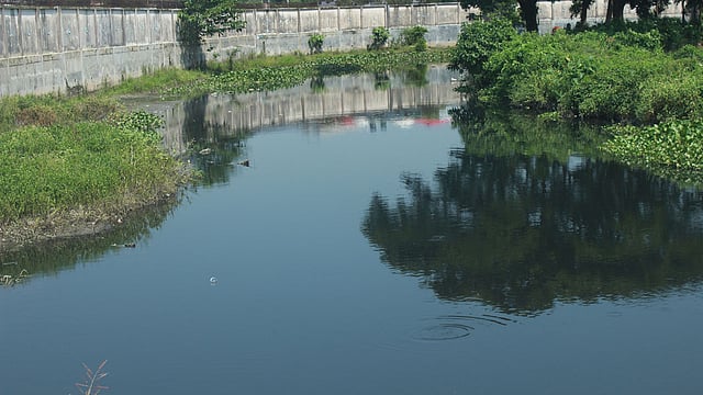 মৃতপ্রায় ব্রহ্মপুত্র নদ থেকে বের হওয়া খালে গড়ে ওঠা স্থাপনা