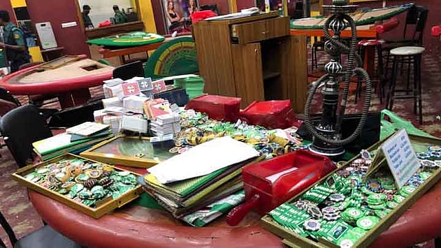 রাজধানীর চার ক্লাব মোহামেডান, ভিক্টোরিয়া, আরামবাগ ও দিলকুশা ক্লাবে একসঙ্গে অভিযান চালিয়েছে পুলিশ। ছবি: কামরুল হাসান