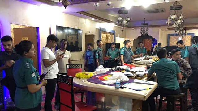 রাজধানীর চার ক্লাব মোহামেডান, ভিক্টোরিয়া, আরামবাগ ও দিলকুশা ক্লাবে এক সঙ্গে অভিযান চালিয়েছে পুলিশ। ছবি: কামরুল হাসান