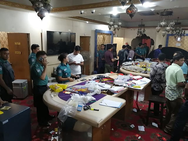 ভিক্টোরিয়া ক্লাবে অভিযান চালিয়ে জুয়া খেলার অসংখ্য সামগ্রী জব্দ করেছে পুলিশ। মতিঝিল, ঢাকা, ২২ সেপ্টেম্বর। ছবি: সাজিদ হোসেন