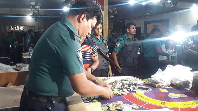 মোহামেডান ক্লাব থেকে উদ্ধার করা ক্যাসিনো বোর্ড ছবি: আসাদুজ্জামান