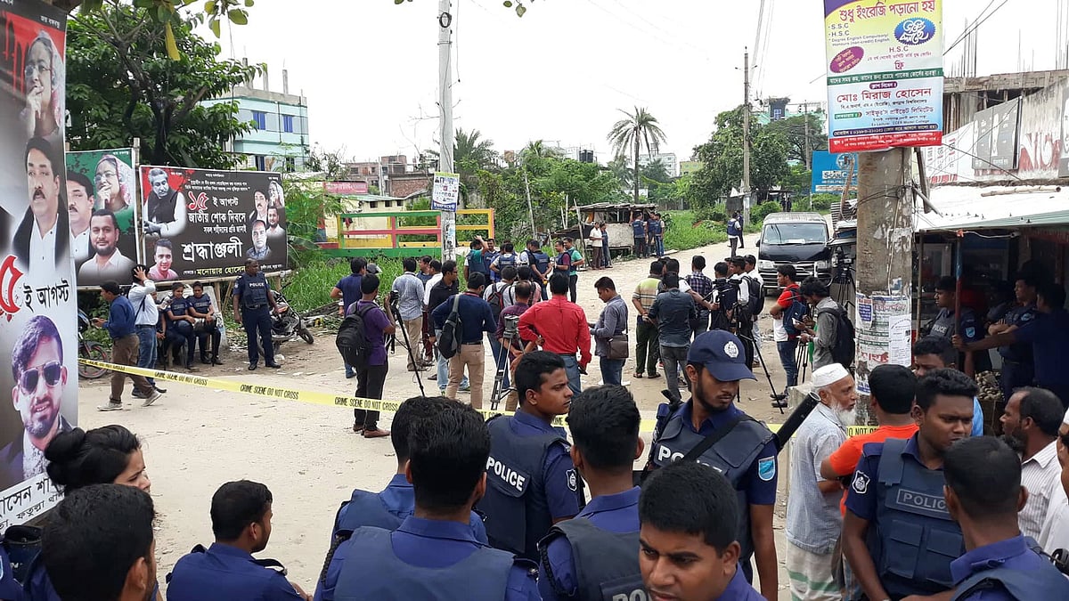 নারায়ণগঞ্জের ফতুল্লায় জঙ্গি আস্তানা সন্দেহে আজ সোমবার সকাল থেকে একটি বাড়ি ঘিরে রেখেছেন আইনশৃঙ্খলা রক্ষাকারী বাহিনীর সদস্যরা। ছবি: প্রথম আলো