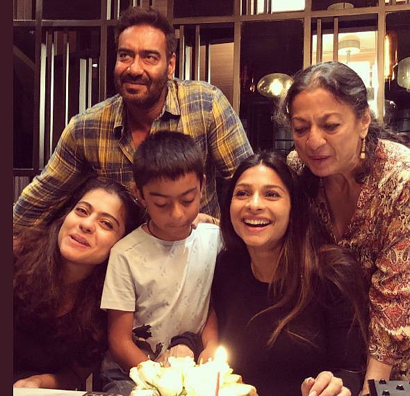 দুই মেয়ে, নাতি এবং মেয়েজামাই অজয় দেবগনকে নিয়ে জন্মদিন উদ্‌যাপন করছেন তনুজা মুখার্জি। ছবি: ইনস্টাগ্রাম থেকে নেওয়া