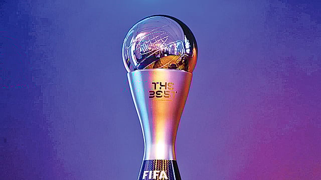 এই ট্রফিটাই তুলে দেওয়া হবে ‘দ্য বেস্ট’ খেলোয়াড়ের হাতে। ছবি: এএফপি