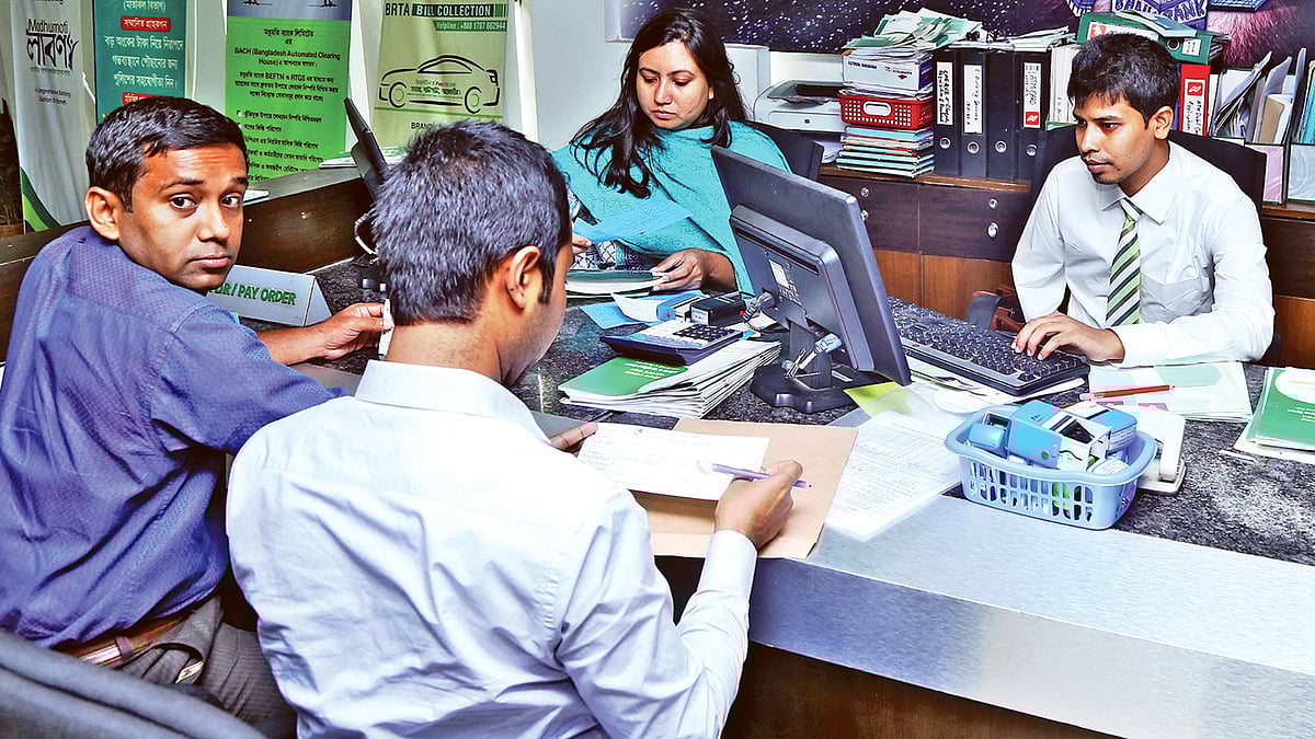 হাত হারানো কলেজছাত্র ফিরোজ গতকাল ঢাকায় কর্মস্থলে যোগ দিয়েছেন।  সংগৃহীত