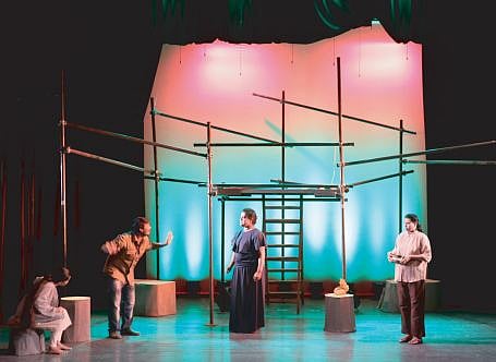 ‘সিচুয়ানের সুকন্যা’ নাটকের একটি দৃশ্য। ছবি: প্রথম আলো