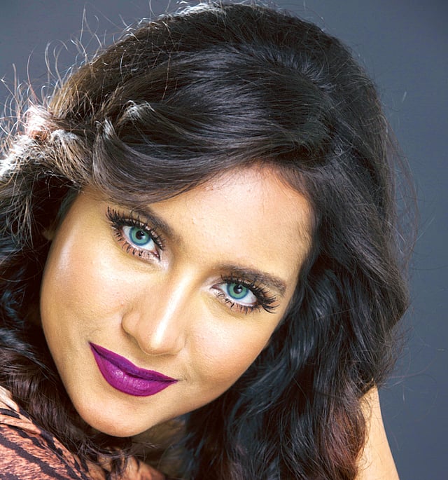 কনট্যাক্ট লেন্স যদি পরতেই হয়, তবে খেয়াল রাখতে হবে অনেক বিষয়ে। মডেল: মৌসুম