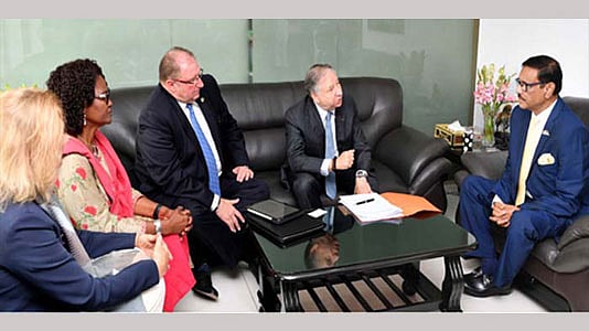 জাতিসংঘ মহাসচিব আন্তোনিও গুতেরেসের সড়ক নিরাপত্তাবিষয়ক বিশেষ দূত জ্যাঁ টডের নেতৃত্বে আট সদস্যের প্রতিনিধিদলের সঙ্গে বৈঠক করেন সড়ক পরিবহন ও সেতুমন্ত্রী ওবায়দুল কাদের। সচিবালয়, ঢাকা, ২৪ সেপ্টেম্বর। ছবি: বাসস