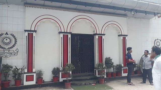 গত রোববার মোহামেডান স্পোর্টিং ক্লাব, ভিক্টোরিয়া স্পোর্টিং ক্লাব, আরামবাগ ও দিলকুশা ক্লাবে তল্লাশি চালিয়ে ক্যাসিনো বোর্ডসহ বিপুল পরিমাণ জুয়া খেলার সামগ্রী উদ্ধার করে পুলিশ। ছবি: প্রথম আলো