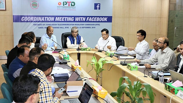 ডাক ও টেলিযোগাযোগমন্ত্রীর সঙ্গে সাক্ষাৎ করেছে ফেসবুকের প্রতিনিধিদল। ছবি: ডাক ও টেলিযোগাযোগ বিভাগের সৌজন্যে।