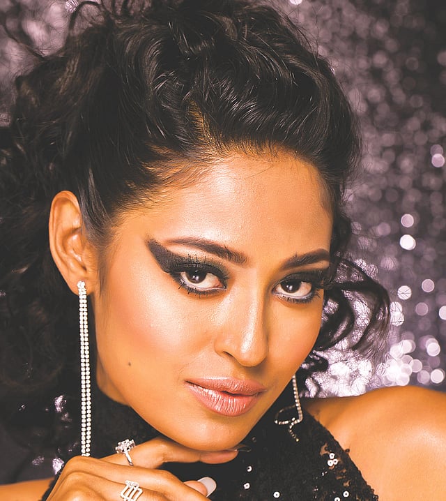 মডেল: জুঁই