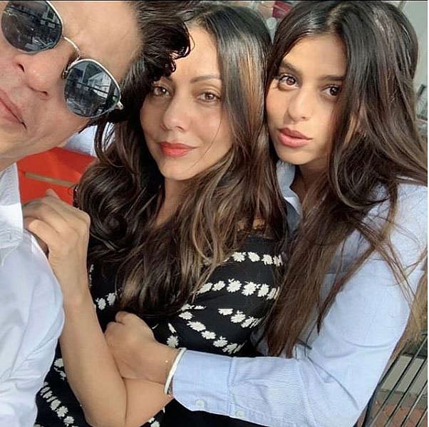 বাবা শাহরুখ খান আর মা গৌরী খানের সঙ্গে সুহানা খান। ছবি: ইনস্টাগ্রাম থেকে নেওয়া