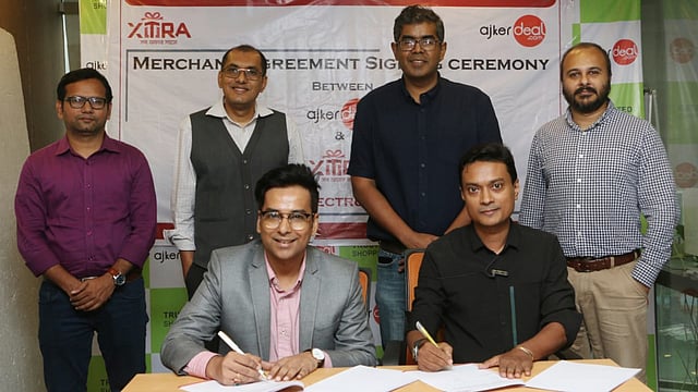 ই-কমার্স সাইট আজকের ডিল ও ডিজিটাল উপহারের প্ল্যাটফর্ম এক্সট্রার মধ্যে চুক্তি সই। ছবি: এক্সট্রার সৌজন্যে