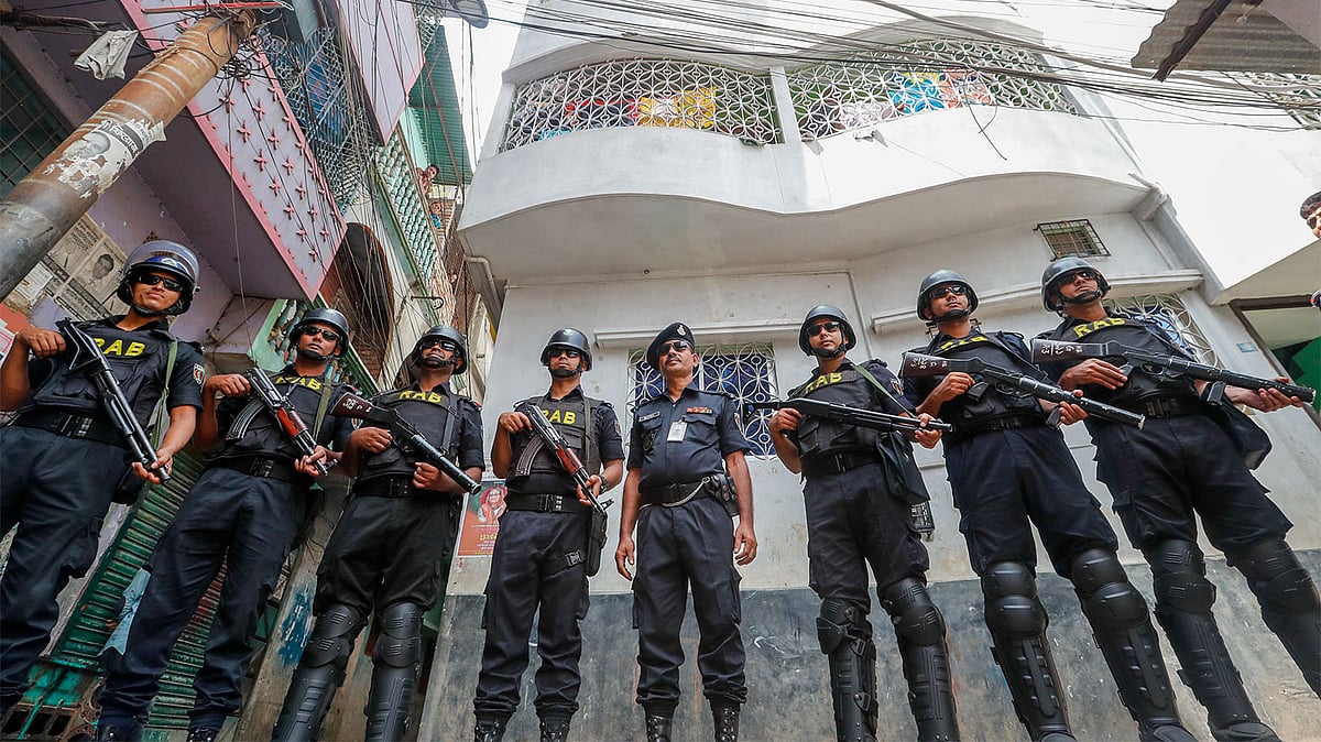 রাজধানীর গেন্ডারিয়া ও সূত্রাপুরে চলা র‌্যাবের অভিযান। ঢাকা, ২৪ সেপ্টেম্বর। ছবি: প্রথম আলো