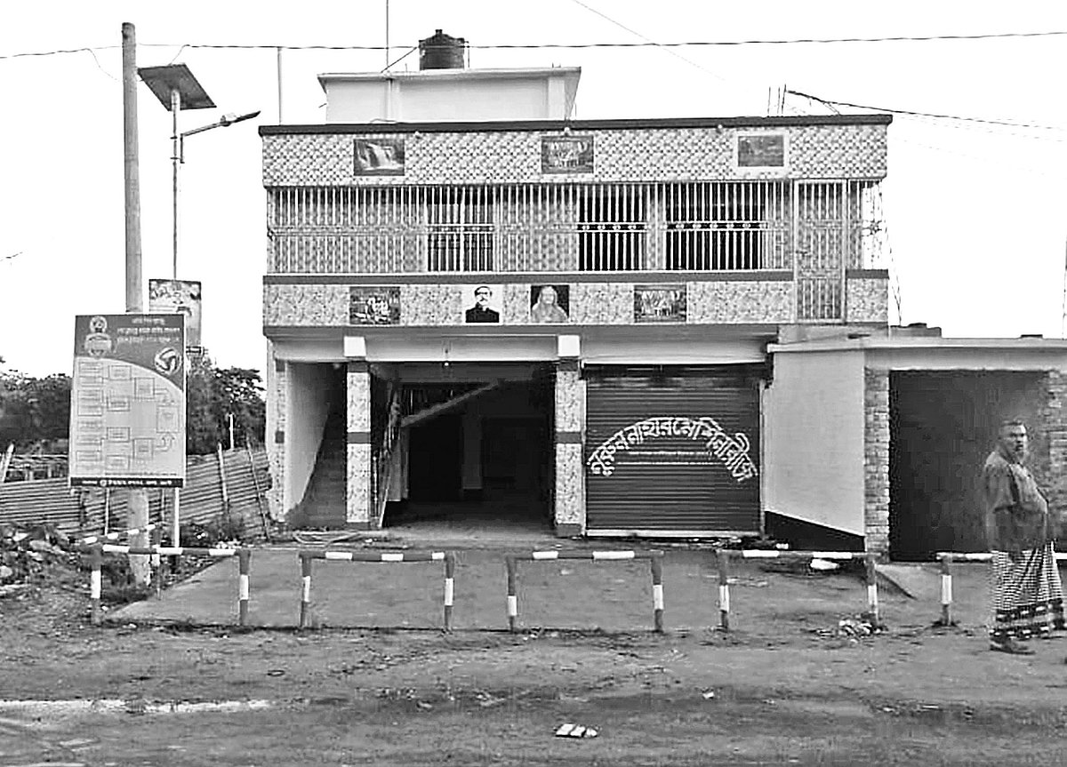 নওগাঁর মান্দা উপজেলার ফেরিঘাট এলাকায় নওগাঁ-রাজশাহী মহাসড়কে সওজের জায়গায় নির্মিত মান্দা উপজেলা আওয়ামী লীগের সভাপতি মোল্লা এমদাদুল হকের ভবন।  ছবি: প্রথম আলো