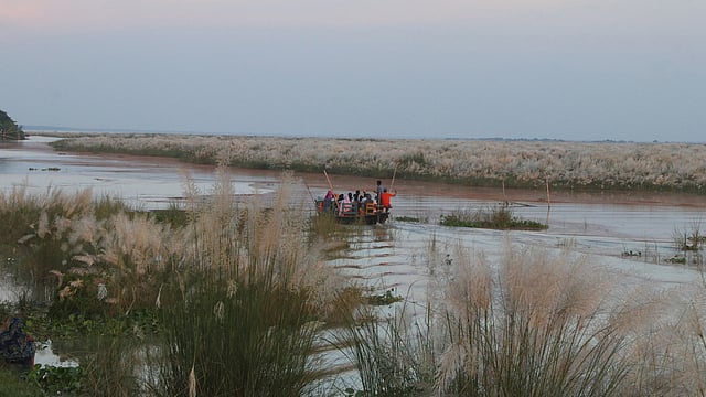 পড়ন্ত বিকেলে নৌকা ভ্রমণ।