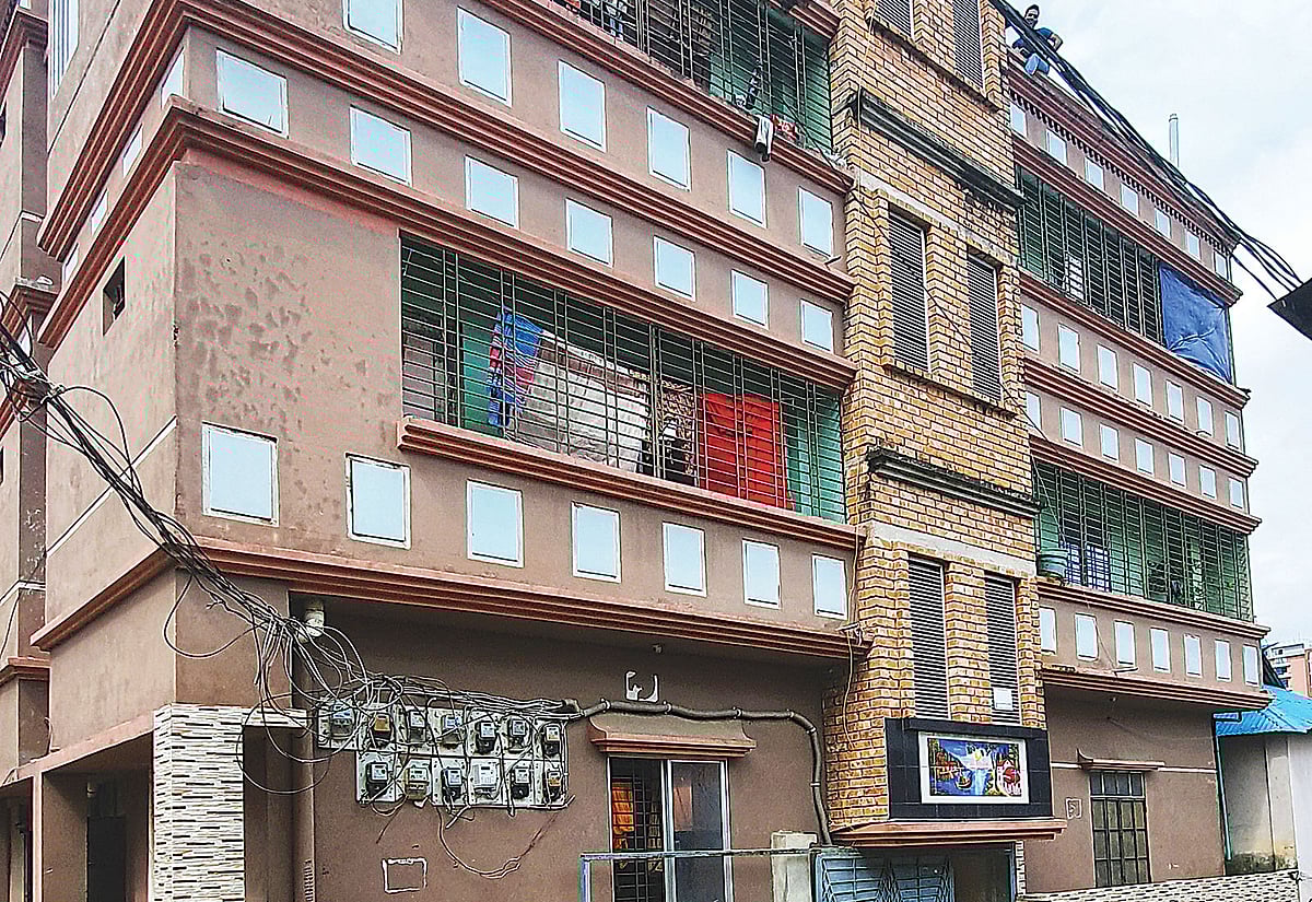 বদরুল আলমের স্ত্রীর নামে কেনা জমিতে তিনতলা ভবন। সম্প্রতি আশুলিয়ায়।  প্রথম আলো