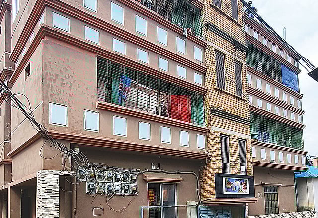 বদরুল আলমের স্ত্রীর নামে কেনা জমিতে তিনতলা ভবন। সম্প্রতি আশুলিয়ায়।  প্রথম আলো