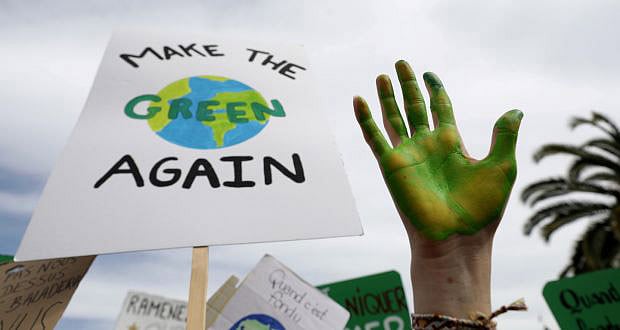 পৃথিবীকে ধ্বংসের হাত থেকে বাঁচানোর দাবিতে দিকে দিকে সভা-সমাবেশ-বিক্ষোভ হচ্ছে। ছবি: রয়টার্স