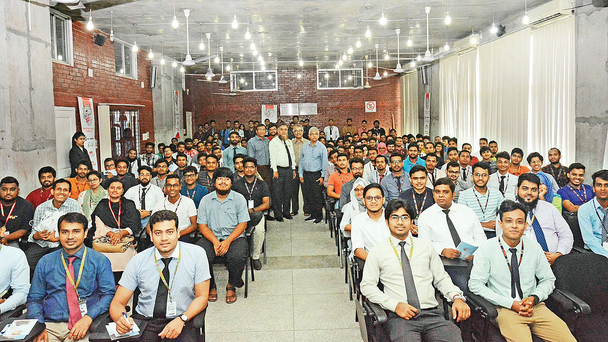 প্রথম আলো-জিপিএইচ ইস্পাত ইন–জিনিয়াস প্রতিযোগিতার অ্যাকটিভেশন পর্বের অনুষ্ঠানে অতিথিদের সঙ্গে শিক্ষার্থীরা। গতকাল উত্তরায় আইইউবিএটিতে।  প্রথম আলো