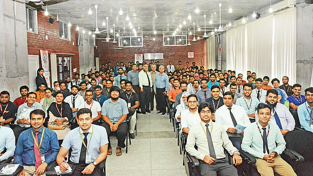 প্রথম আলো-জিপিএইচ ইস্পাত ইন–জিনিয়াস প্রতিযোগিতার অ্যাকটিভেশন পর্বের অনুষ্ঠানে অতিথিদের সঙ্গে শিক্ষার্থীরা। গতকাল উত্তরায় আইইউবিএটিতে।  প্রথম আলো