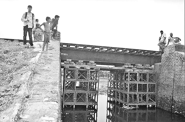 সেতুর গার্ডারে রয়েছে বেশ কয়েকটি ফাটল। রেলওয়ে কর্তৃপক্ষ ক্ষতিগ্রস্ত এই সেতুর নিচে লোহার অ্যাঙ্গেল, কাঠের স্লিপার দিয়ে কোনোমতে ঠেকিয়ে রেখেছে। ছবিটি সাম্প্রতিককালের।  প্রথম আলো