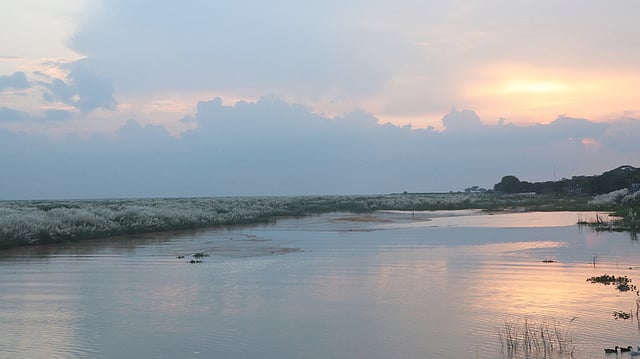 পড়ন্ত বিকেলের শান্ত পদ্মা।