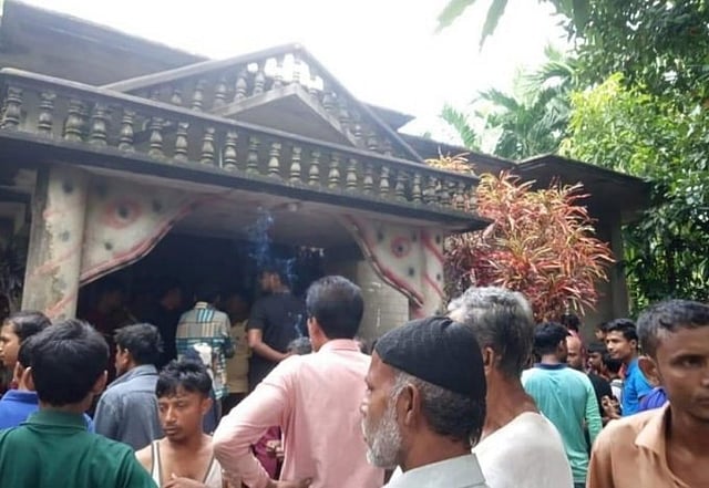 কক্সবাজারের উখিয়ায় কুয়েত প্রবাসীর পরিবারের চার সদস্যকে গলা কেটে হত্যা করা হয়েছে। এ খবর শুনে ওই বাড়িতে আজ বৃহস্পতিবার সকালে এলাকাবাসীর ভিড়। ছবি: প্রথম আলো