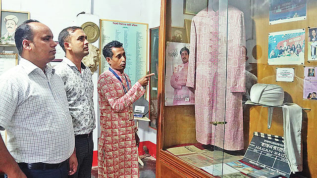 ঘুরে ঘুরে হাছন রাজার ব্যবহৃত জিনিসপত্র দেখছেন দর্শনার্থীরা। গতকাল বিকেলে সিলেট নগরের জিন্দাবাজার এলাকায় ‘মিউজিয়াম অব রাজাস’–এ।  ছবি: প্রথম আলো