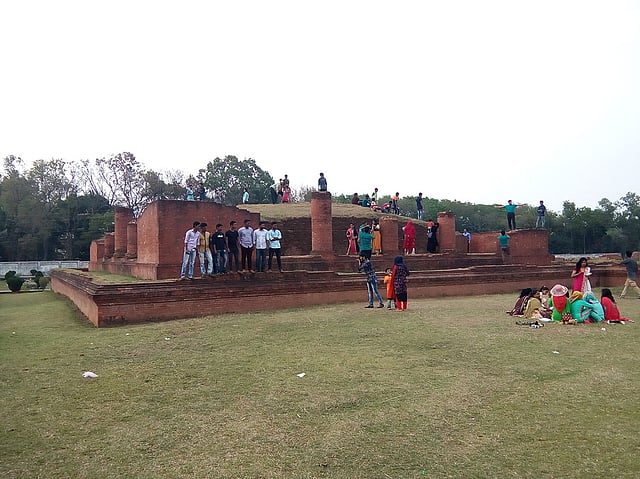 জনাকীর্ণ কুমিল্লা শহর থেকে প্রায় আট মাইল দূরে এগিয়ে গেলে পাওয়া যাবে ময়নামতি অঞ্চল। ছবি: দীপু মালাকার