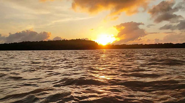 বিষখালী নদীর মাঝে জেগে ওঠা টুলুর চরে সূর্যাস্তের দৃশ্য। ছবি: প্রথম আলো