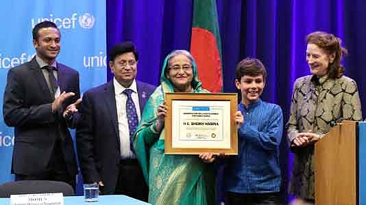 নিউইয়র্কের স্থানীয় সময় বৃহস্পতিবার সন্ধ্যায় প্রধানমন্ত্রী শেখ হাসিনা জাতিসংঘ শিশু তহবিলের (ইউনিসেফ) দেওয়া পুরস্কার গ্রহণ করেন। ছবি: বাসস