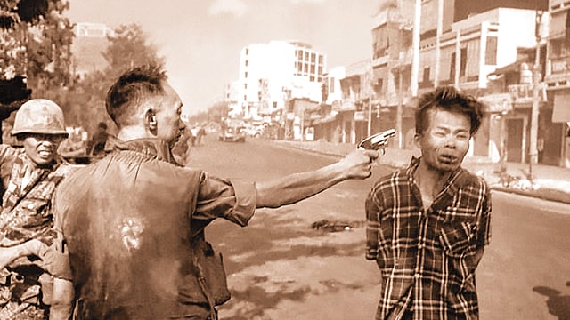 ভিয়েতকং গেরিলা যোদ্ধার মাথা তাক করে দাম্ভিক এক সমরনায়কের পিস্তলের গুলি ছোড়ার আগমুহূর্তের ছবি। ছবি: সংগৃহীত