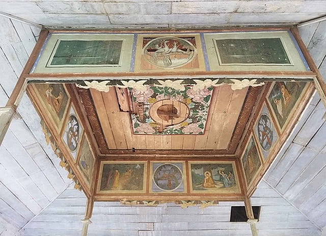 নামুনা দেবী হলের সিলিংয়ে আঁকা ছবি। ছবি: লেখক