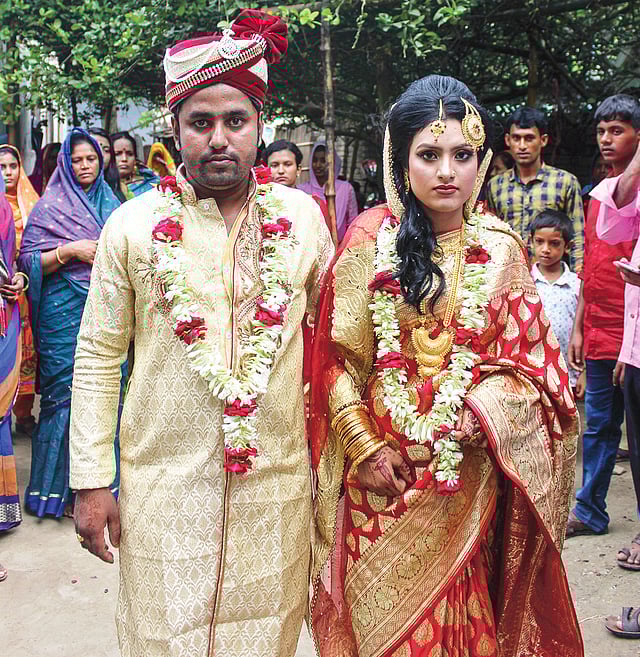 বিয়ের সাজে বর তরিকুল ইসলাম ও কনে খাদিজা আক্তার। ছবি: সংগৃহীত