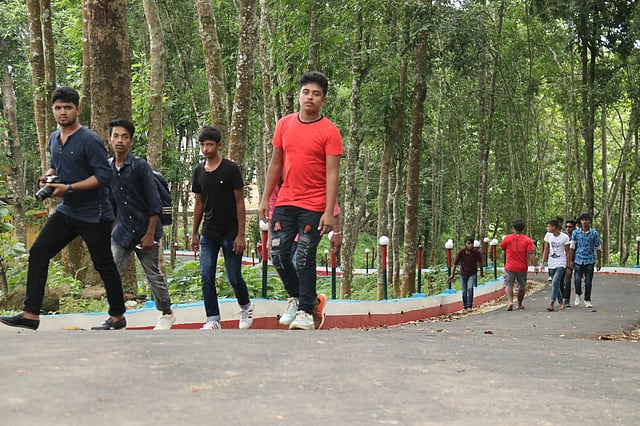 আলুটিলা পর্যটনকেন্দ্রে বেড়াচ্ছেন অনেকে