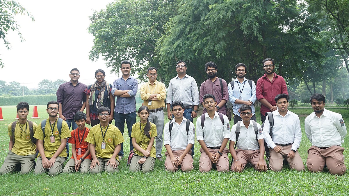 চার দিনব্যাপী মোবাইলে চলচ্চিত্র নির্মাণ কর্মশালায় অংশগ্রহণকারী শিক্ষার্থীদের সঙ্গে অতিথিরা। ছবি: বিজ্ঞপ্তি