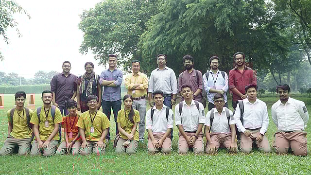 চার দিনব্যাপী মোবাইলে চলচ্চিত্র নির্মাণ কর্মশালায় অংশগ্রহণকারী শিক্ষার্থীদের সঙ্গে অতিথিরা। ছবি: বিজ্ঞপ্তি