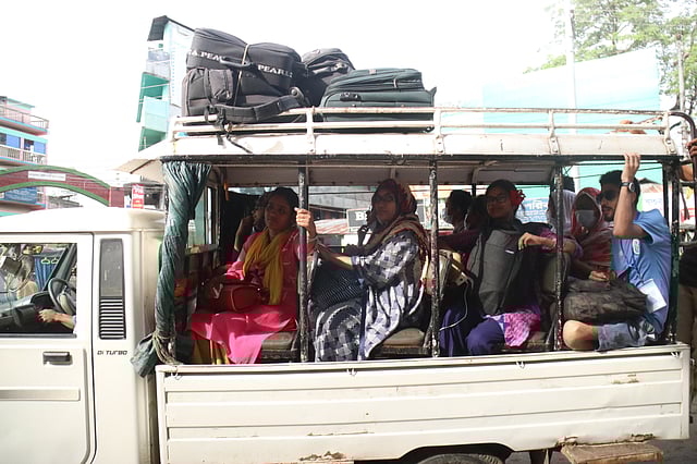 পিকআপে চড়ে সাজেক যাচ্ছেন পর্যটকেরা