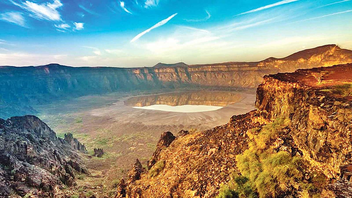 আল ওয়াহবাহ আগ্নেয়গিরির জ্বালামুখ।  ছবি: বিবিসি