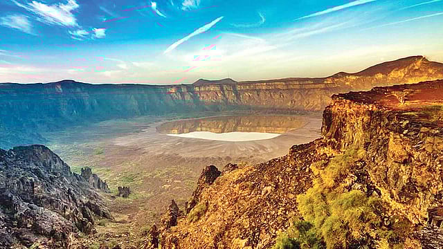 আল ওয়াহবাহ আগ্নেয়গিরির জ্বালামুখ।  ছবি: বিবিসি