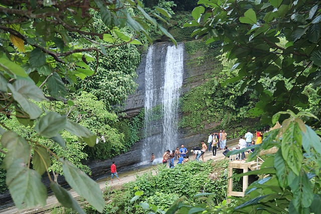 পর্যটকদের কাছে প্রধান আকর্ষণ তেরাং তৈইকালাই ঝরনা