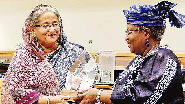 প্রধানমন্ত্রী শেখ হাসিনার হাতে ‘ভ্যাকসিন হিরো’ পুরস্কার তুলে দেন এনগোজি অকোনজো ইবিলা।  ছবি: বাসস